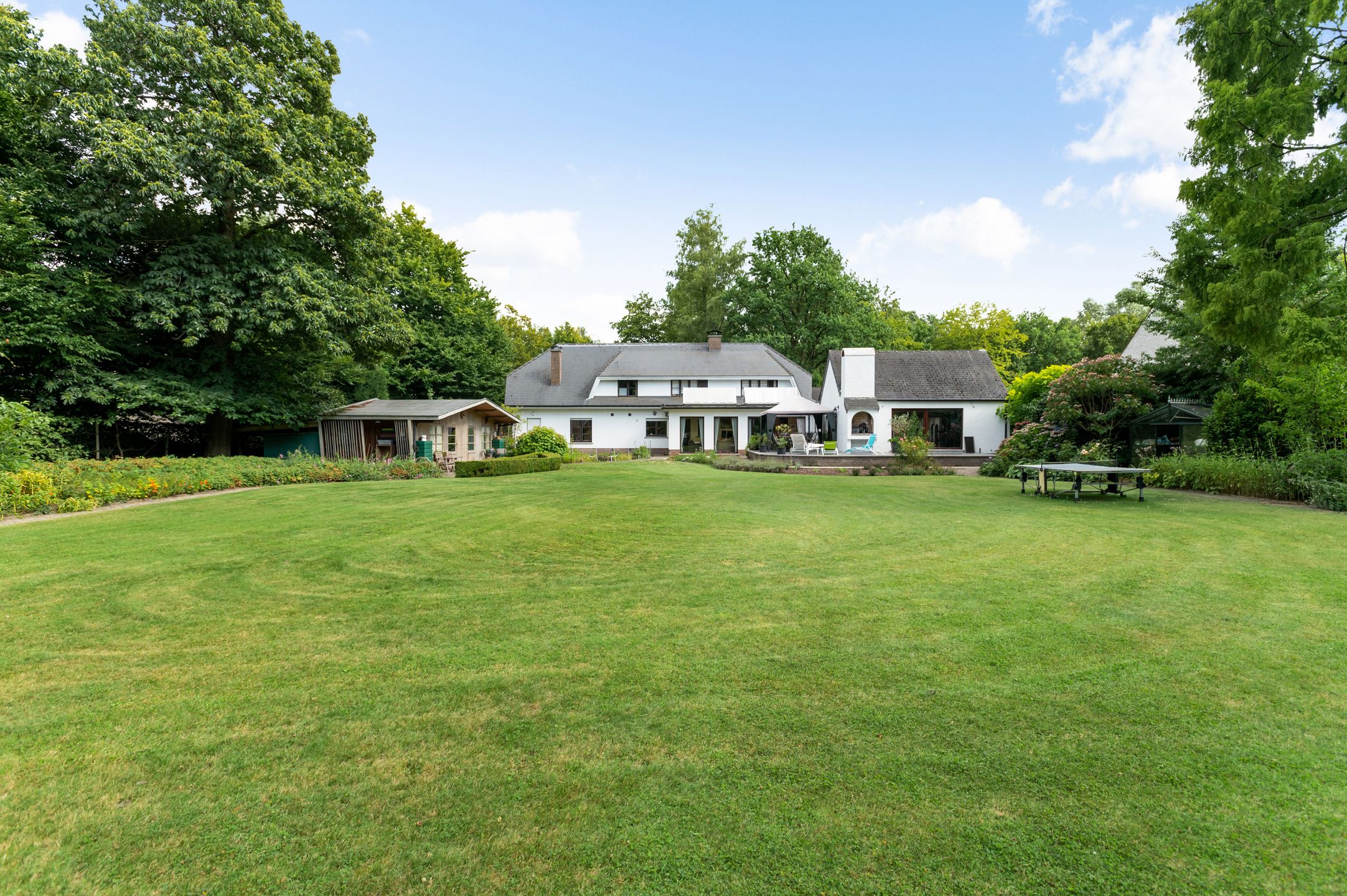 Villa met binnenzwembad en tennisterrein op toplocatie. foto {{pictureIndex}}