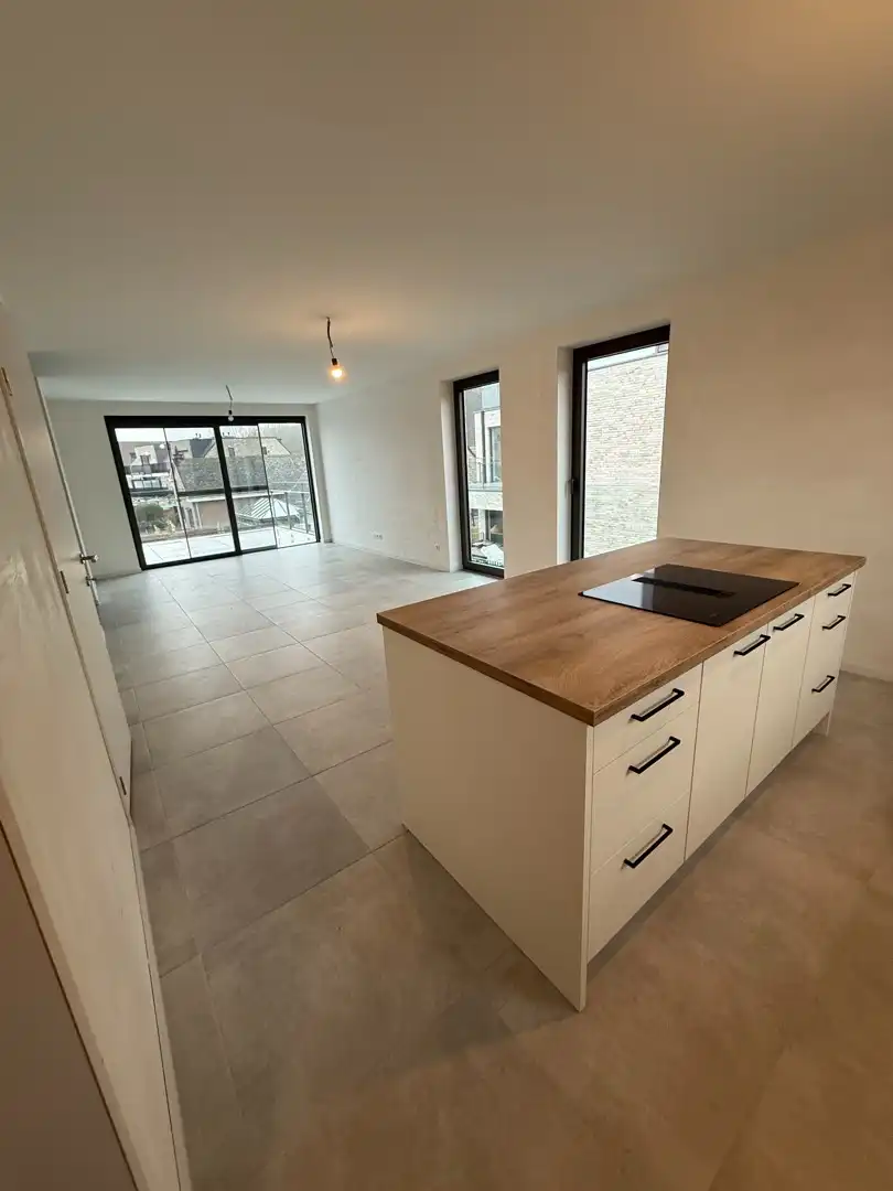 Te huur: Ruim duplexappartement met 3 slaapkamers in Sint-Joris-Winge foto {{pictureIndex}}