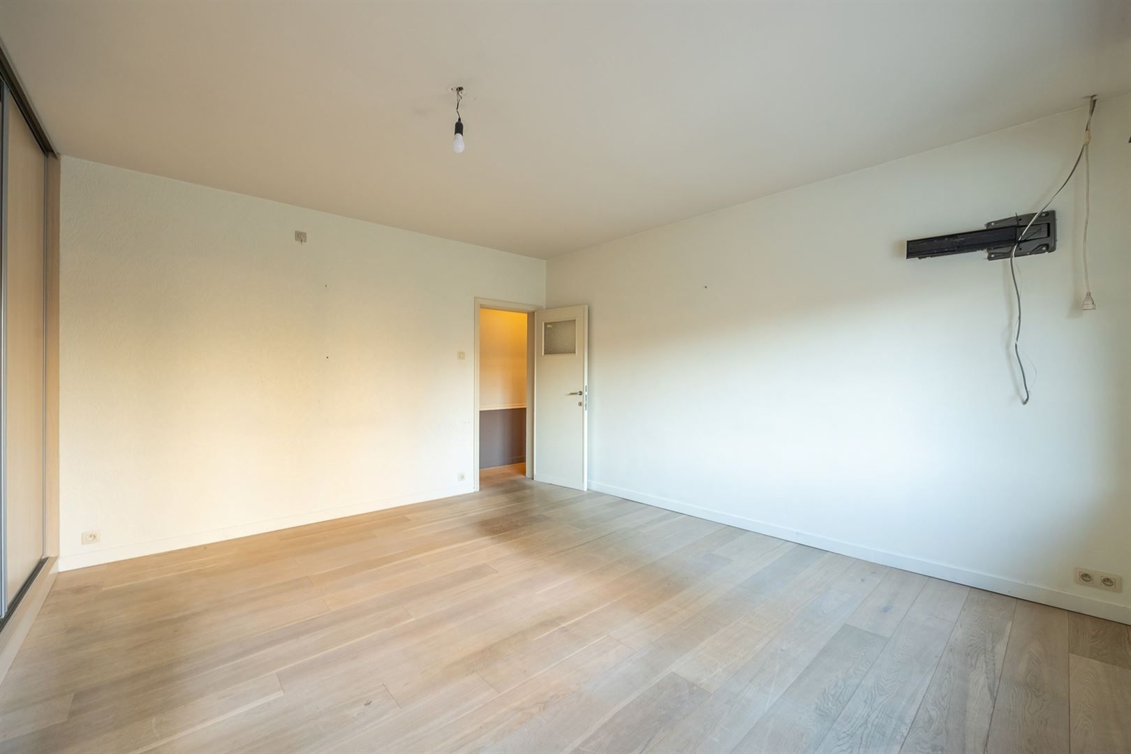 Hedendaagse commerciële ruimte met appartement foto 21