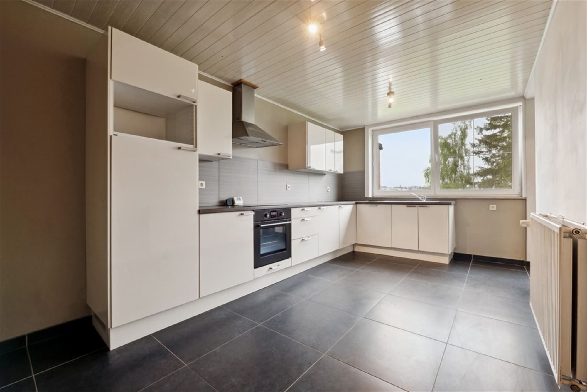 KNUSSE RIJWONING VLAKBIJ HET CENTRUM VAN LANDEN   foto 9