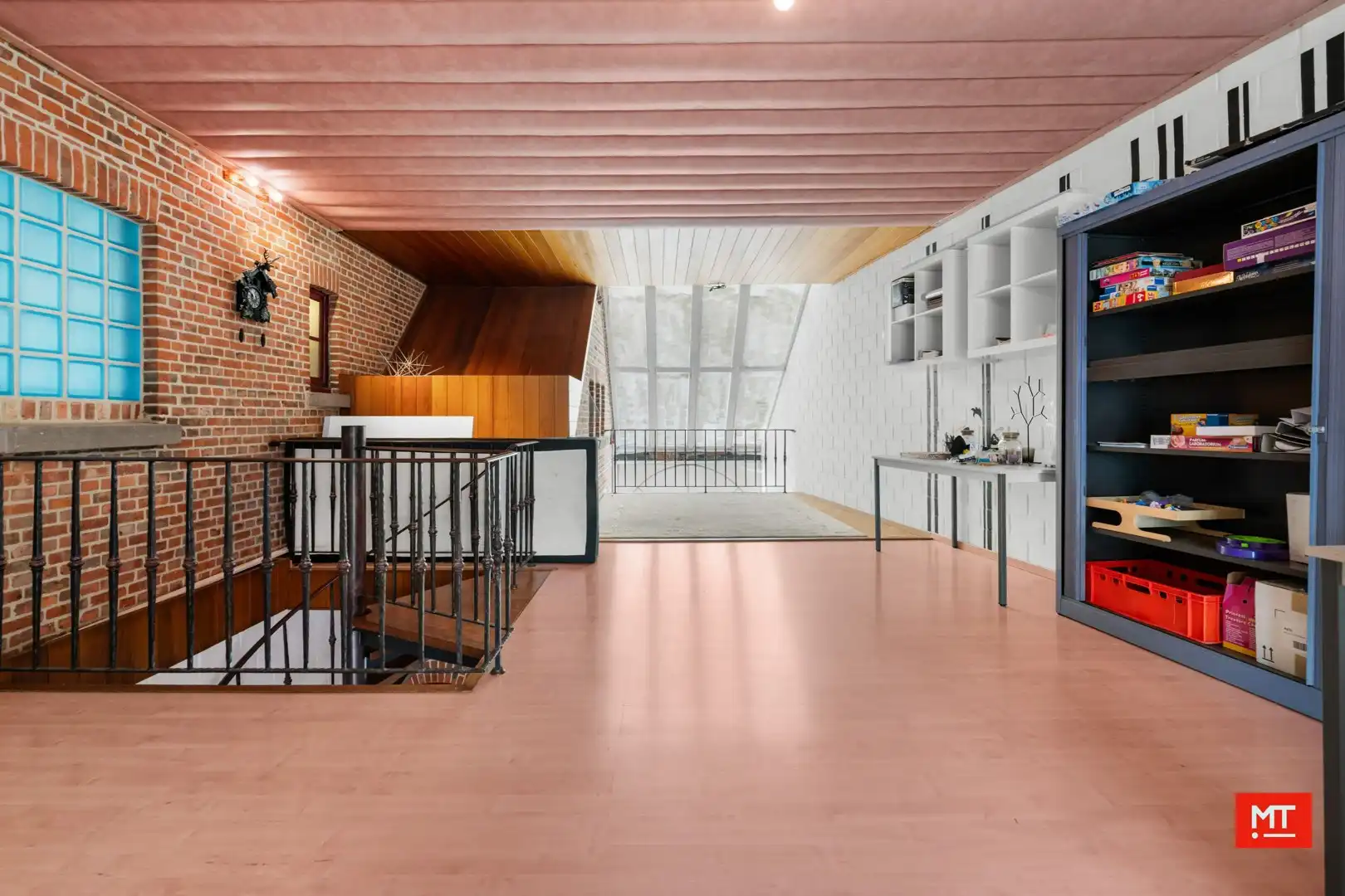 Bijzonder ruime woning met opslagruimte, dubbele garage en uitweg in centrum Langemark foto 12