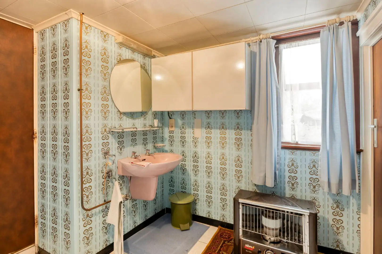 Rustig gelegen te renoveren woning op een mooi perceel van 13 are. foto 10