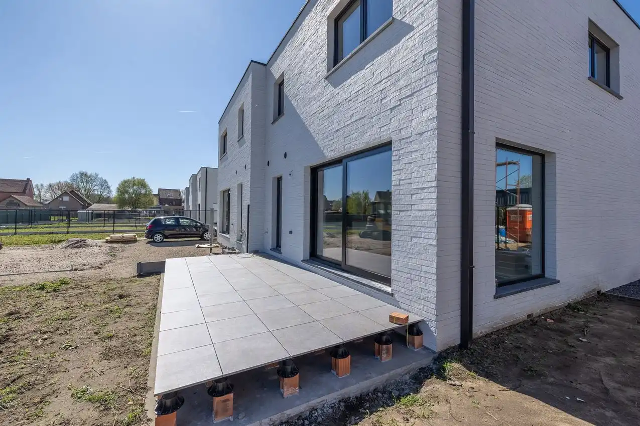 Kwalitatief afgewerkte nieuwbouwwoning met 3 slk. foto 37
