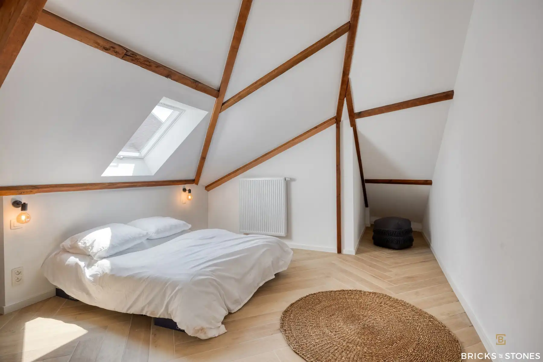 Zeer ruime halfopen bebouwing met praktrijkruimte en prachtige tuin foto 12