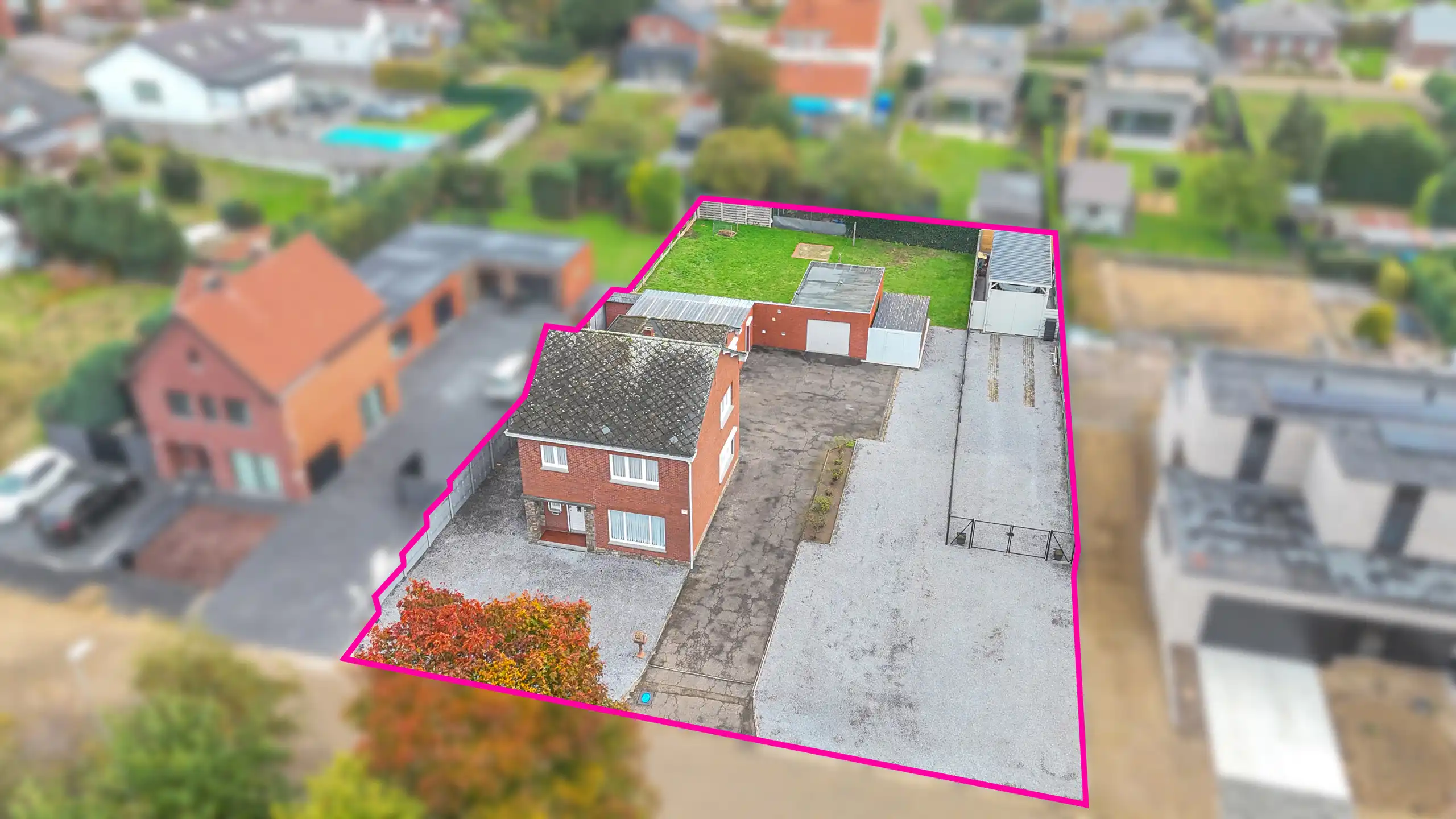 Ruime woning met 3 slaapkamers en zeer breed perceel! foto 44