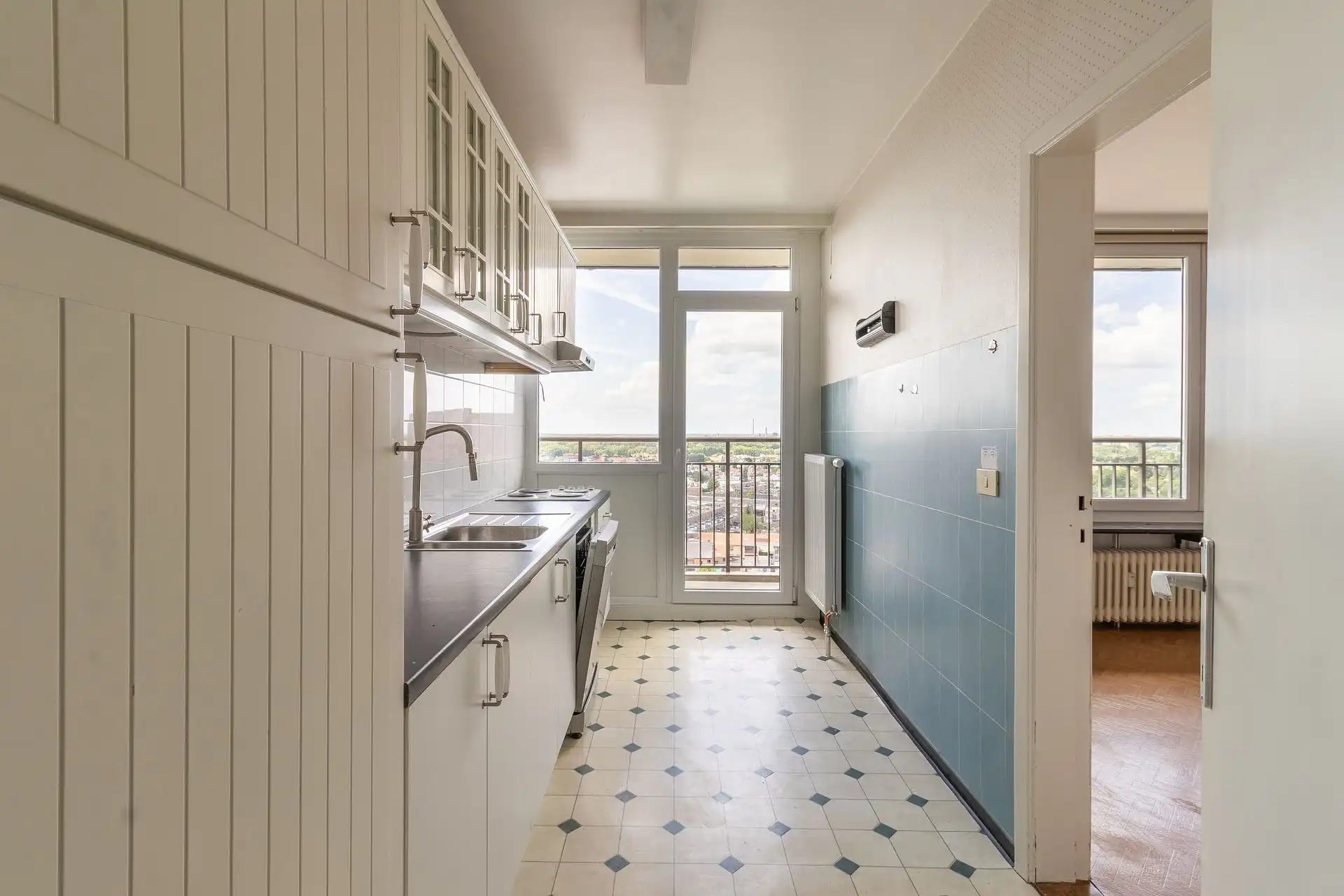 Licht appartement met panoramisch uitzicht in Wilrijk foto 2