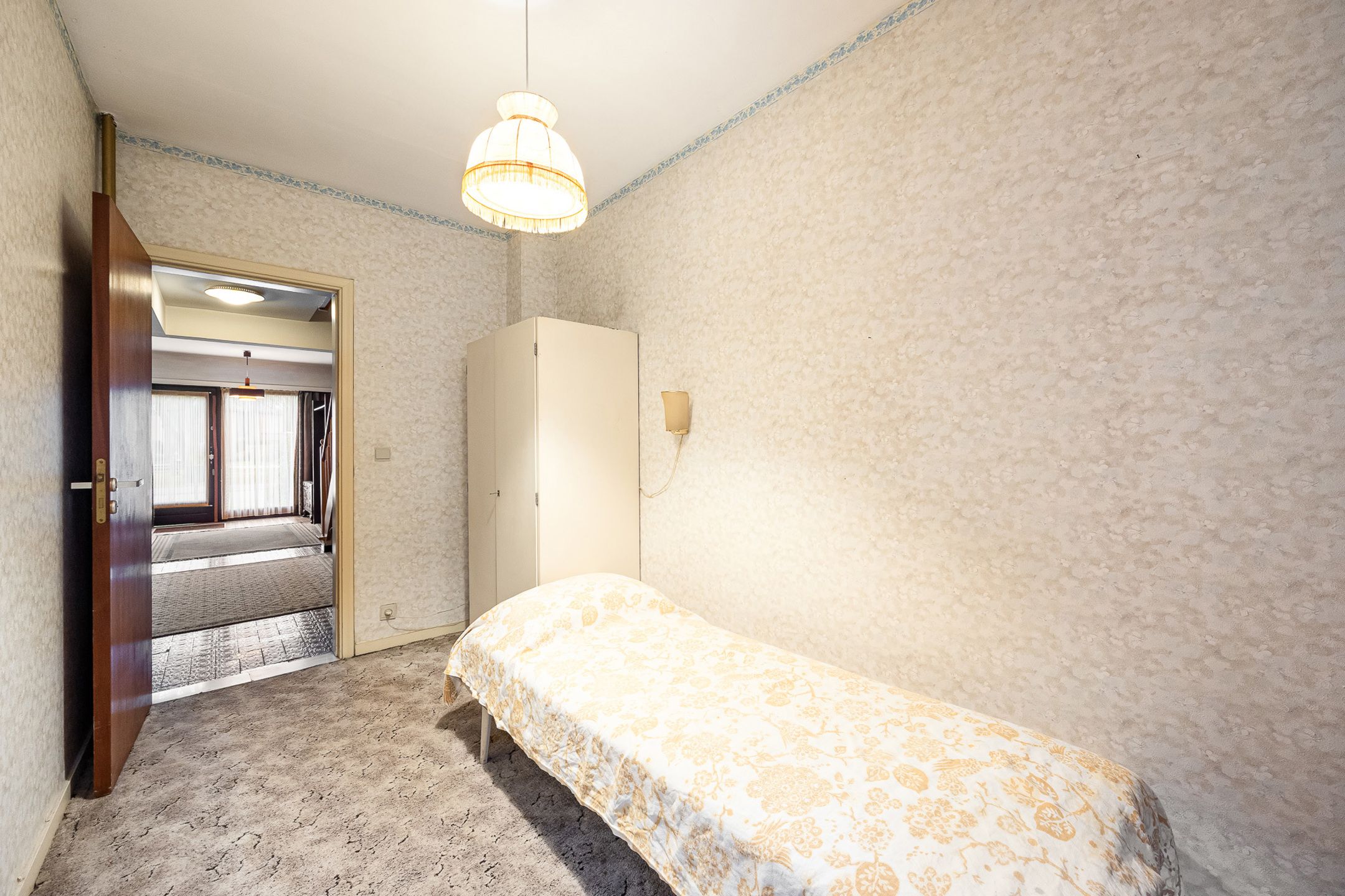 Solide te renoveren woning op top locatie foto 6