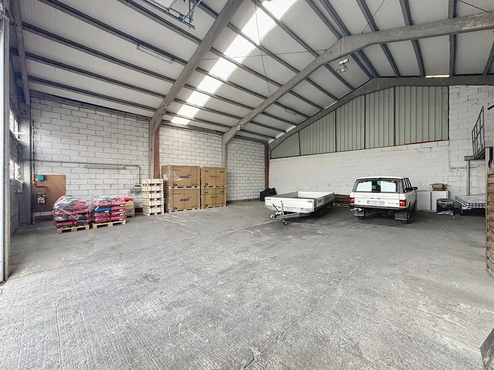 BEDRIJFSGEBOUW te koop in Zedelgem, bestaande uit MAGAZIJN (265m²) en WONING (3/4 slpkms, garage en tuin). Inclusief ZONNEPANELEN en BATTERIJ! foto 3