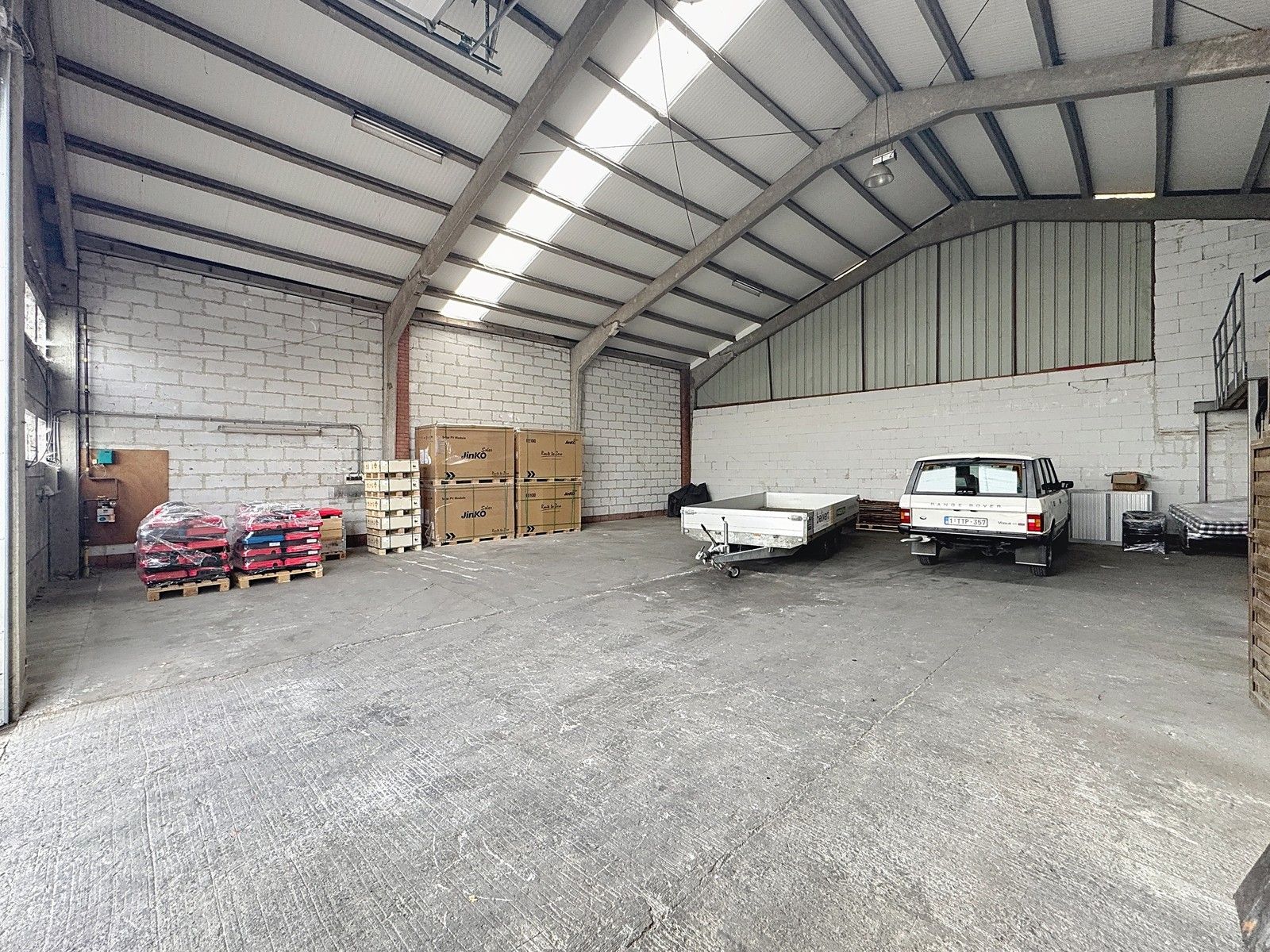 BEDRIJFSGEBOUW te koop in Zedelgem, bestaande uit MAGAZIJN (265m²) en WONING (3/4 slpkms, garage en tuin). Inclusief ZONNEPANELEN en BATTERIJ! foto 3