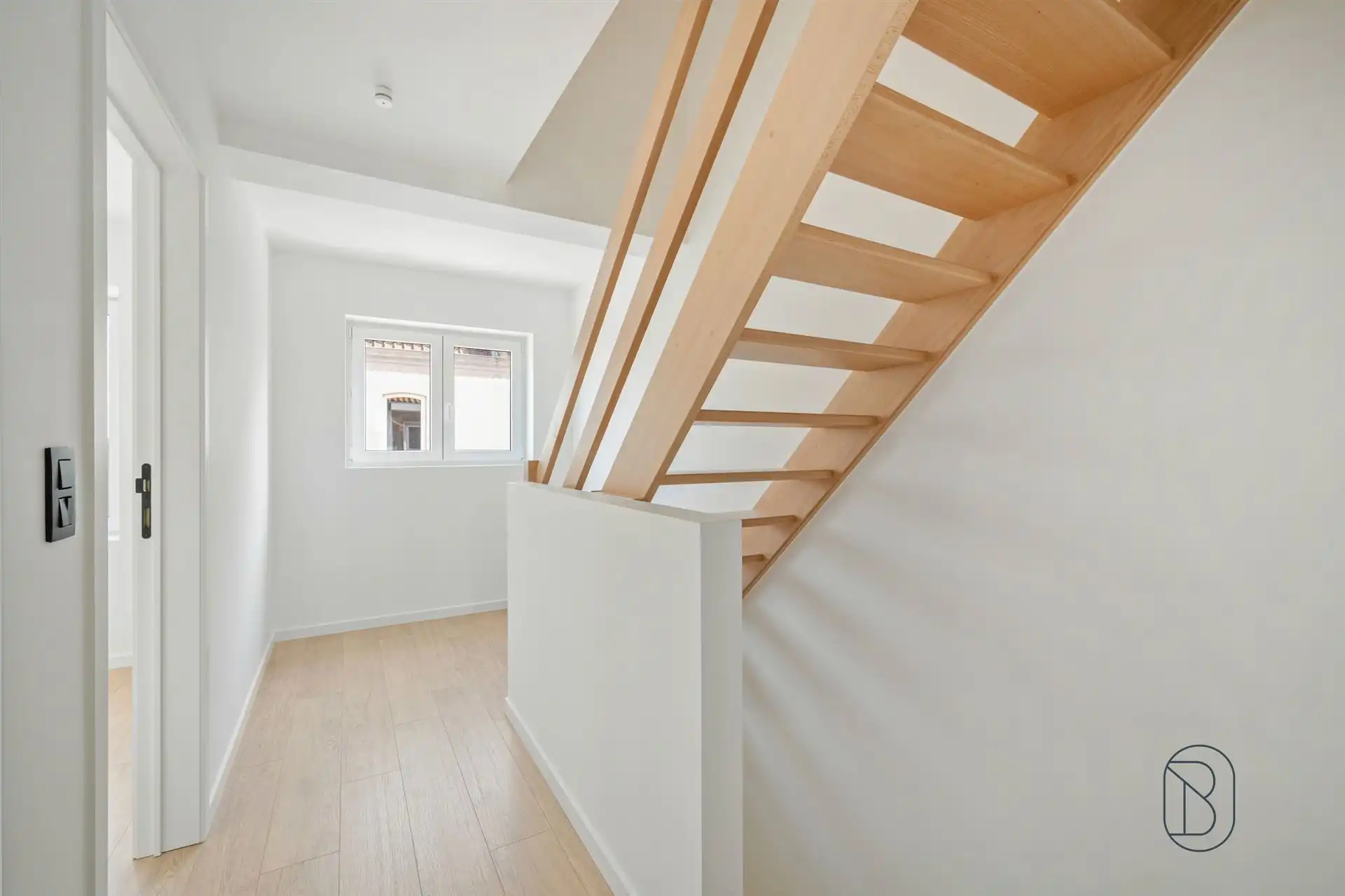 Charmant gerenoveerde woning met grote aangename tuin en handige oprit. foto 11