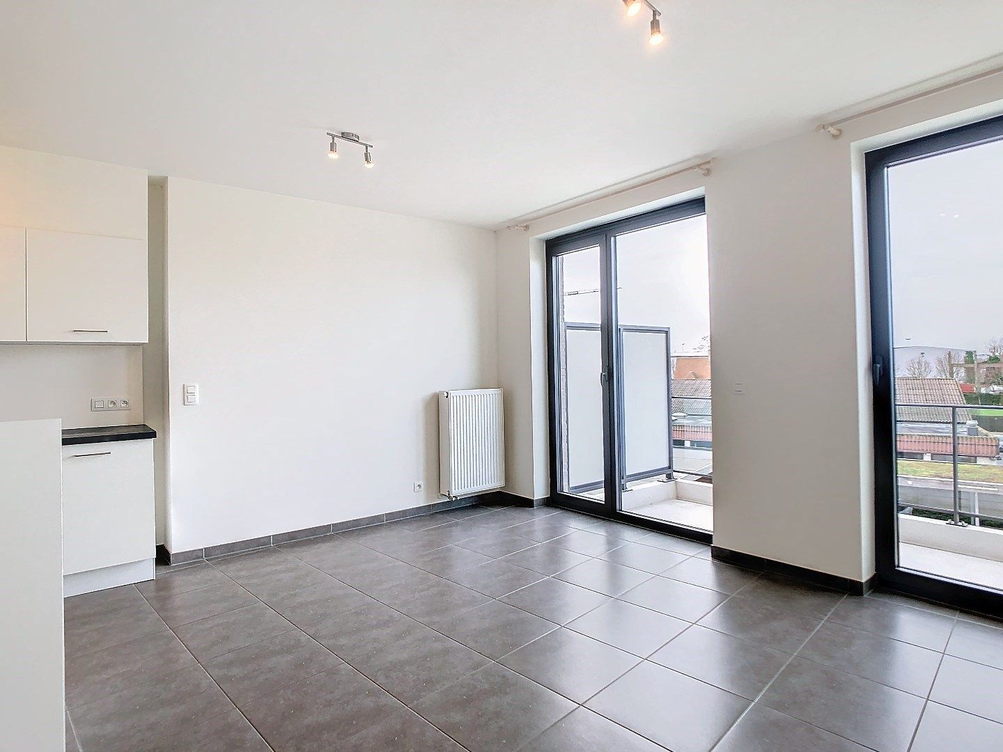 Energiezuinig, modern appartement met 2 slaapkamers in centrum Oostnieuwkerke foto {{pictureIndex}}