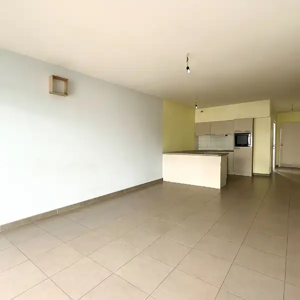 Ruim en lichtrijk appartement met 2 slaapkamers, terras en 'dubbele' autostaanplaats op een boogscheut van de Leie foto 2