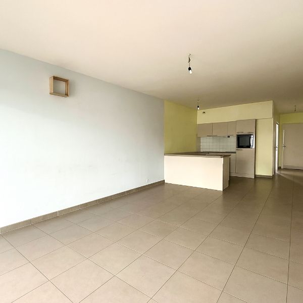 Ruim en lichtrijk appartement met 2 slaapkamers, terras en 'dubbele' autostaanplaats op een boogscheut van de Leie foto 2