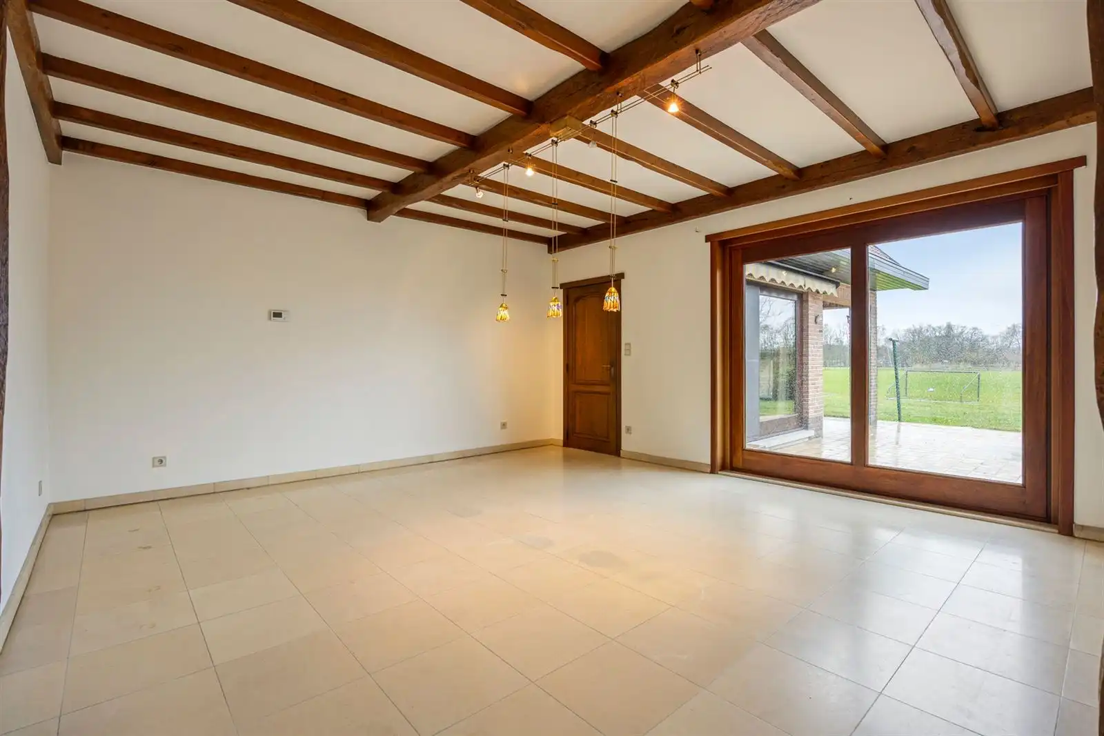 Riante open bebouwing in rustige straat foto 10