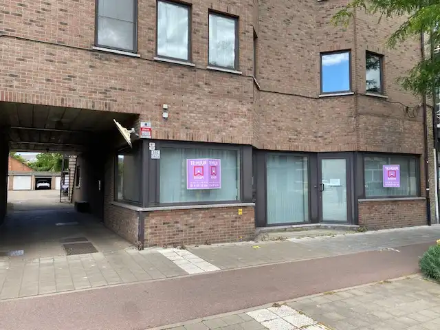 Handelsruimte  (+-160m²) met 6 autostaanplaatsen centrum Geel. foto 2