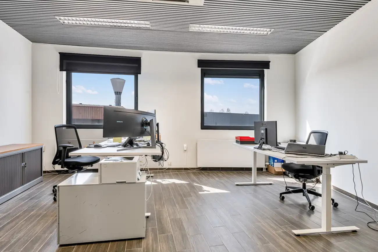 Kantoorgebouw op toplocatie foto 32