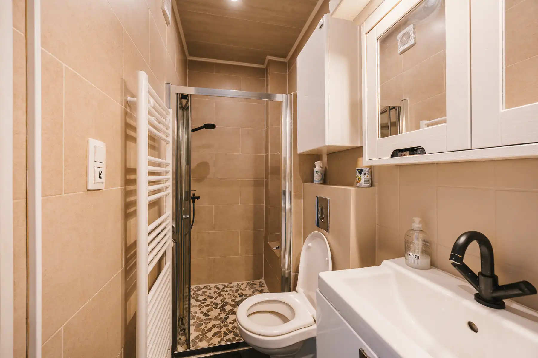 Gerenoveerd appartement met 2 slaapkamers en gezellig terras foto 16