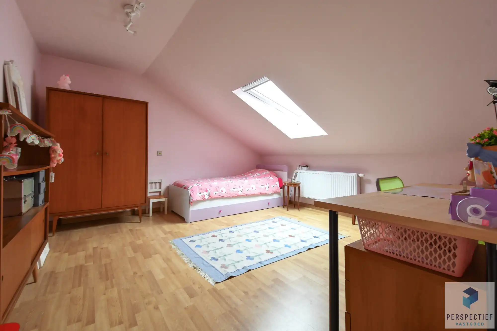 Ruime en energiezuinig gerenoveerde halfopen bebouwing met 5 slaapkamers, garage en zonnige tuin foto 19