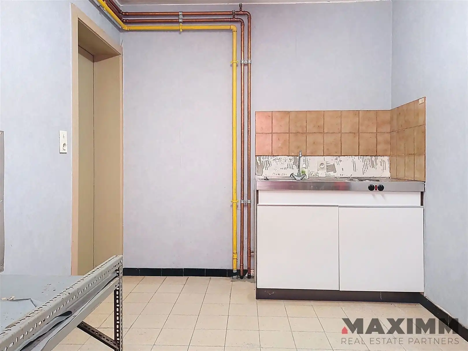 Gelijkvloers hoekpand, volledig onderkelderd op stategische locatie foto 15