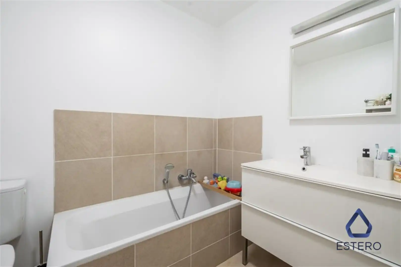 Ruim en lichtrijk appartement met 3 slaapkamers en terras foto 8