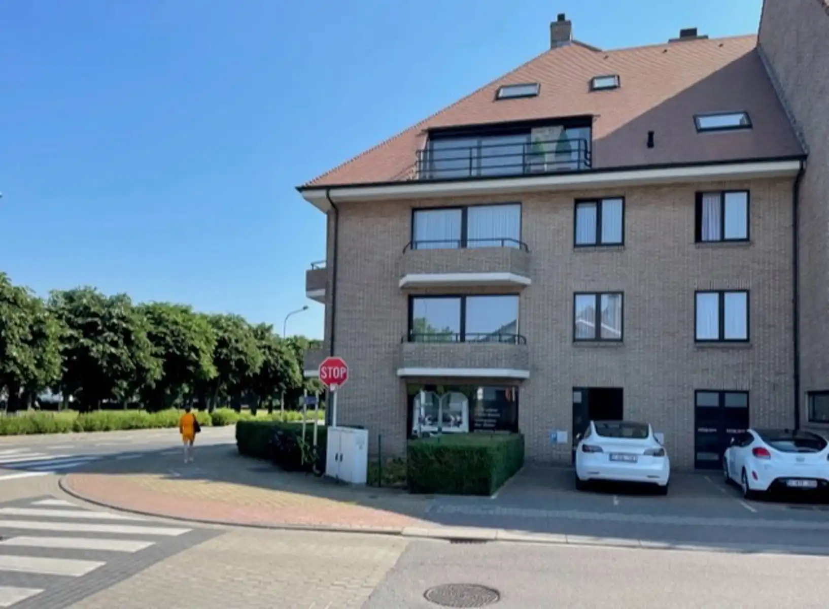 Uitstekend gelegen handelspand/hoekpand met mogelijkheid tot huren van een garage.   foto 3
