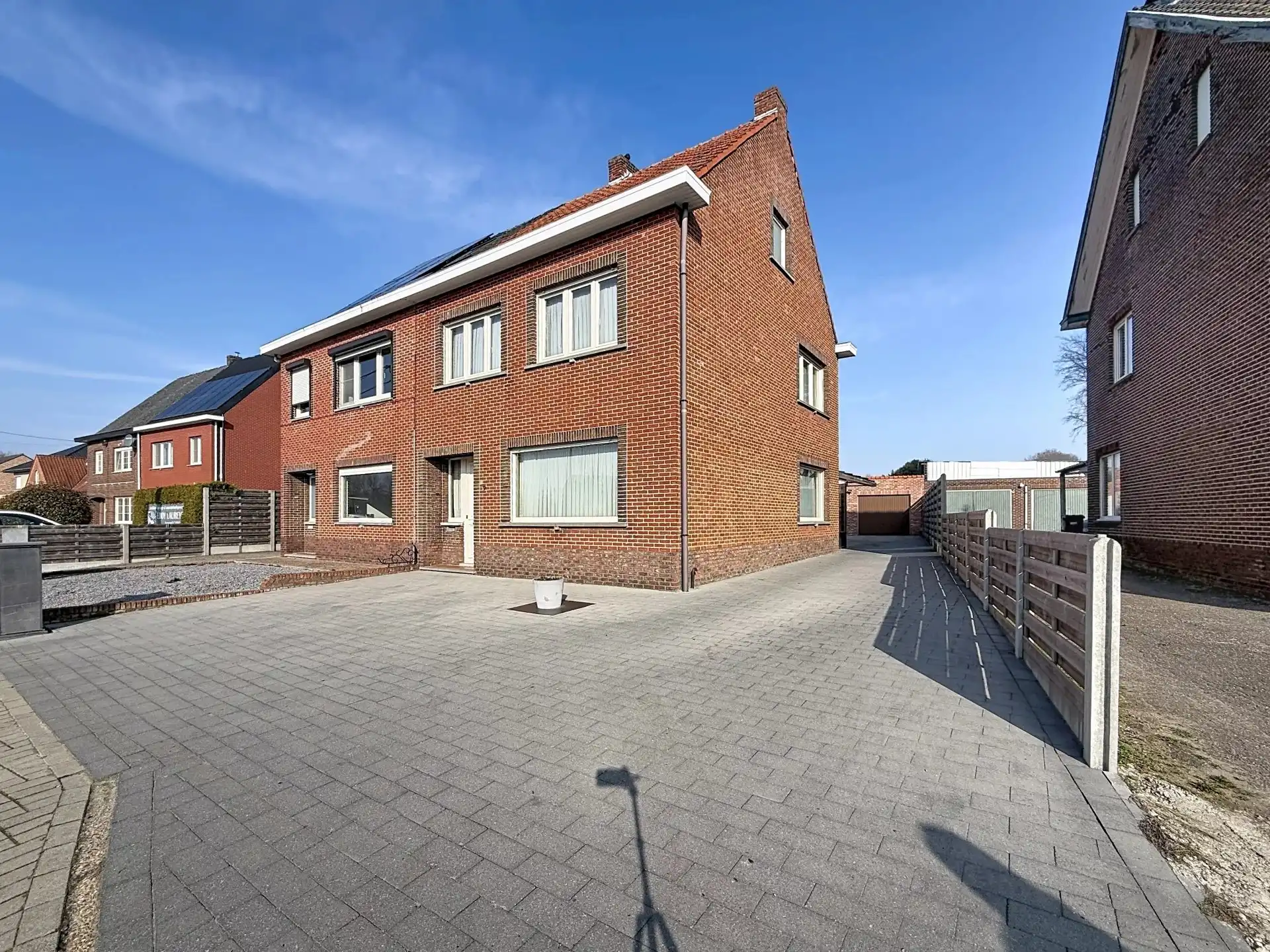 Halfopen bebouwing met 3 slaapkamers en een ruime tuin. foto 33