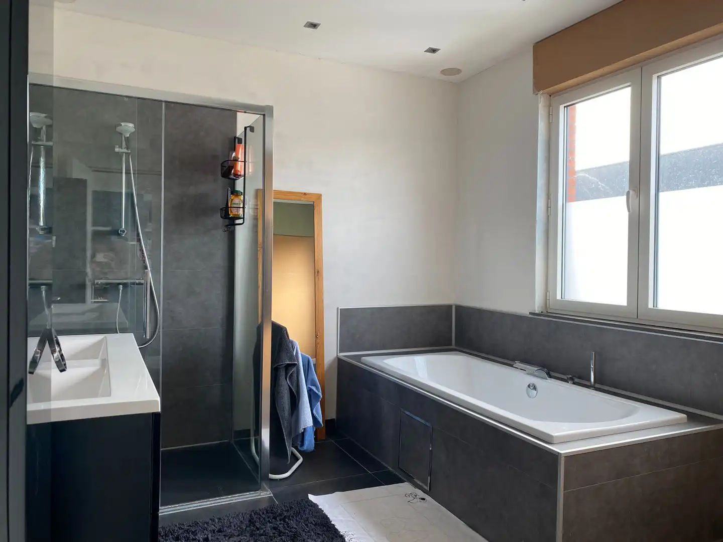 Karaktervolle gerenoveerde woning met garage en tuin foto 11