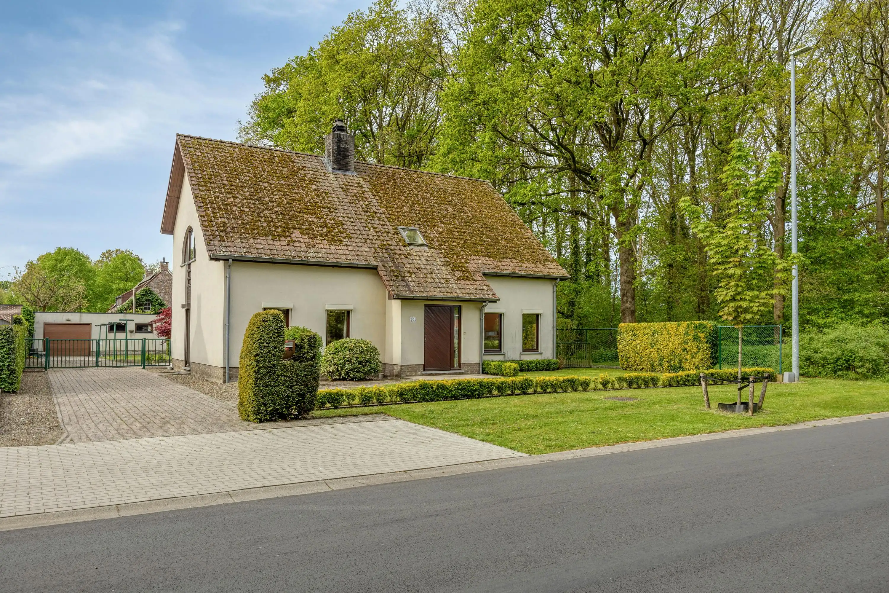 Hoofdfoto van de publicatie: Vrijstaand huis met garage te koop in Zevendonk