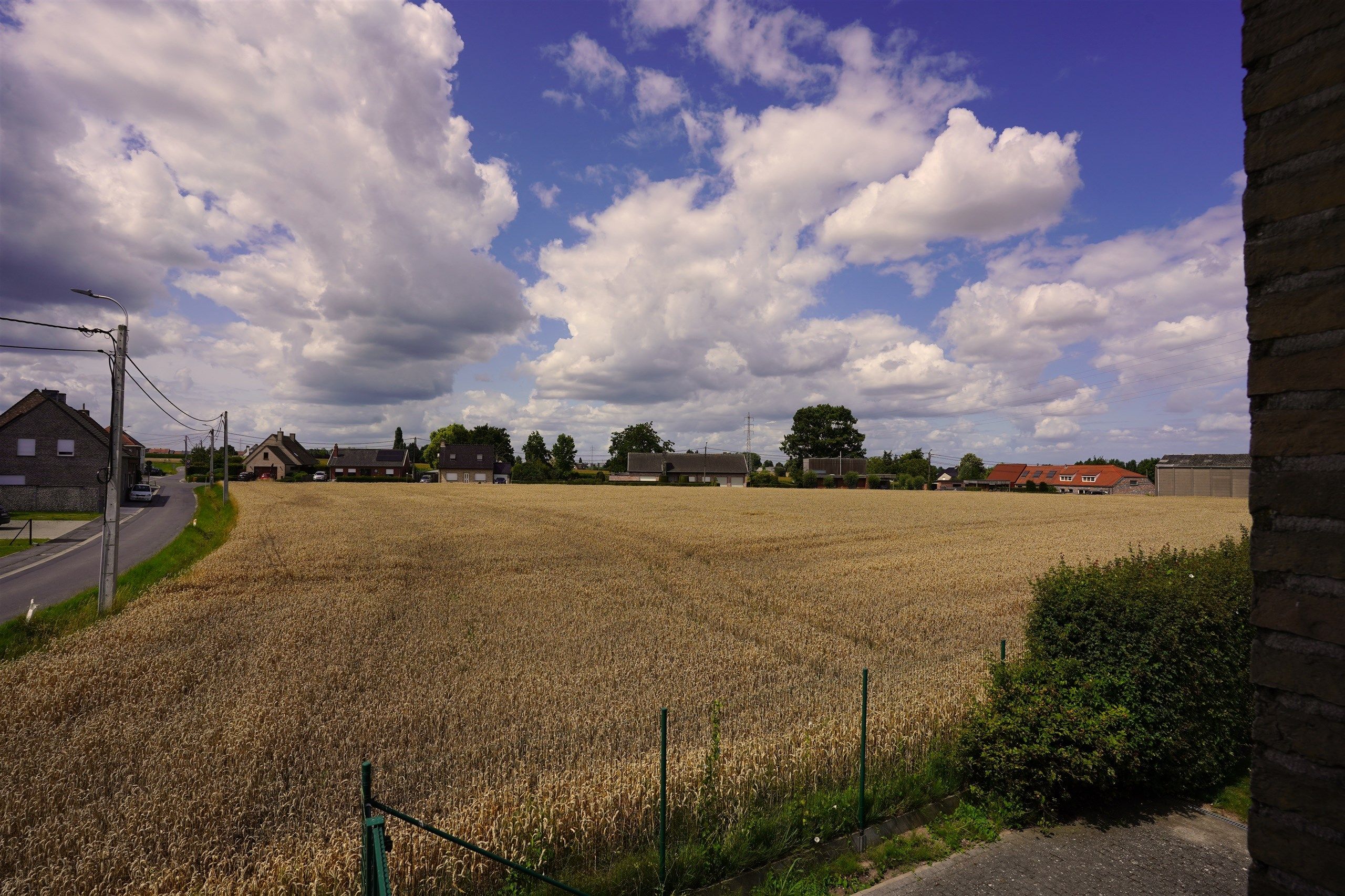 Kloeke en degelijke halfopen villa met landschappelijke verzichten!  foto 6
