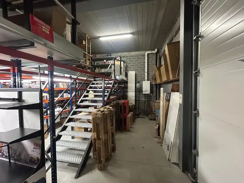 Modern magazijn / showroom met mezzanine en parking foto 7