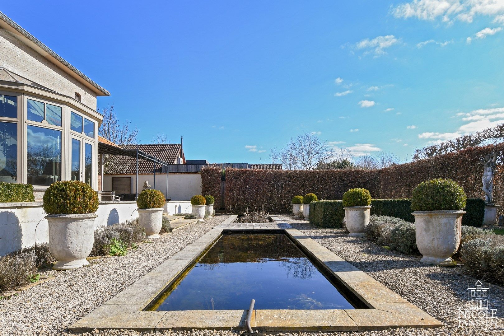 Kwalitatief afgewerkte en instapklare villa met mooi aangelegde tuin nabij het centrum  foto 35