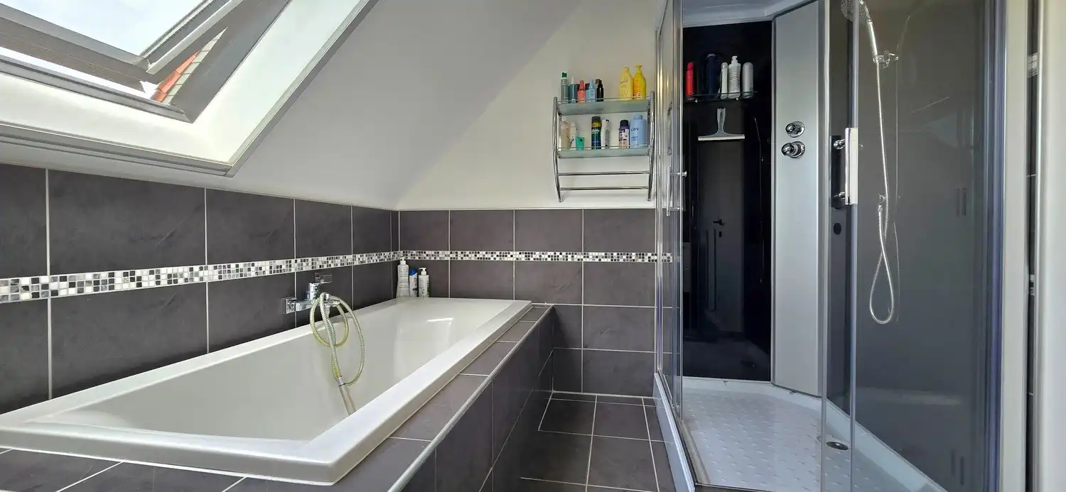 Instapklare halfopen gezinswoning met 4 slaapkamers, zonnepanelen en zonnige tuin foto 18