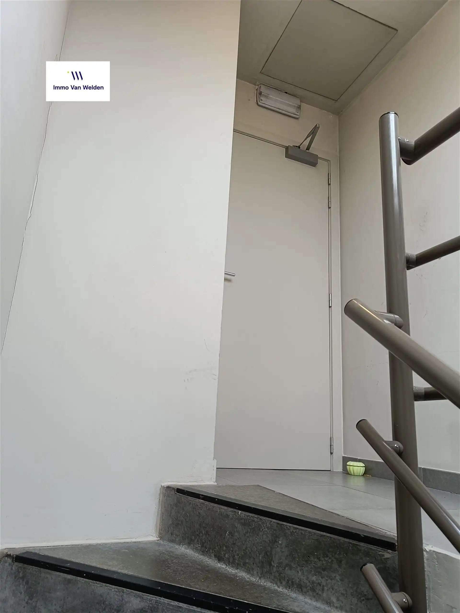 Appartement op vierde verdieping nabij centrum Oudenaarde met zonnig terras foto 2