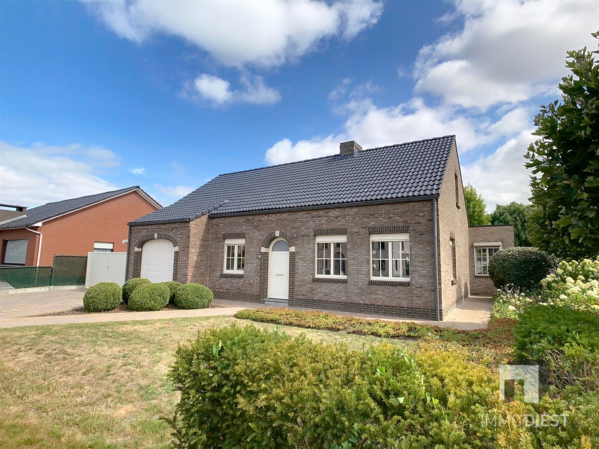 Aantrekkelijke en instapklare woning met 3 slaapkamers en prachtig aangelegde tuin op 12a 77ca. foto {{pictureIndex}}