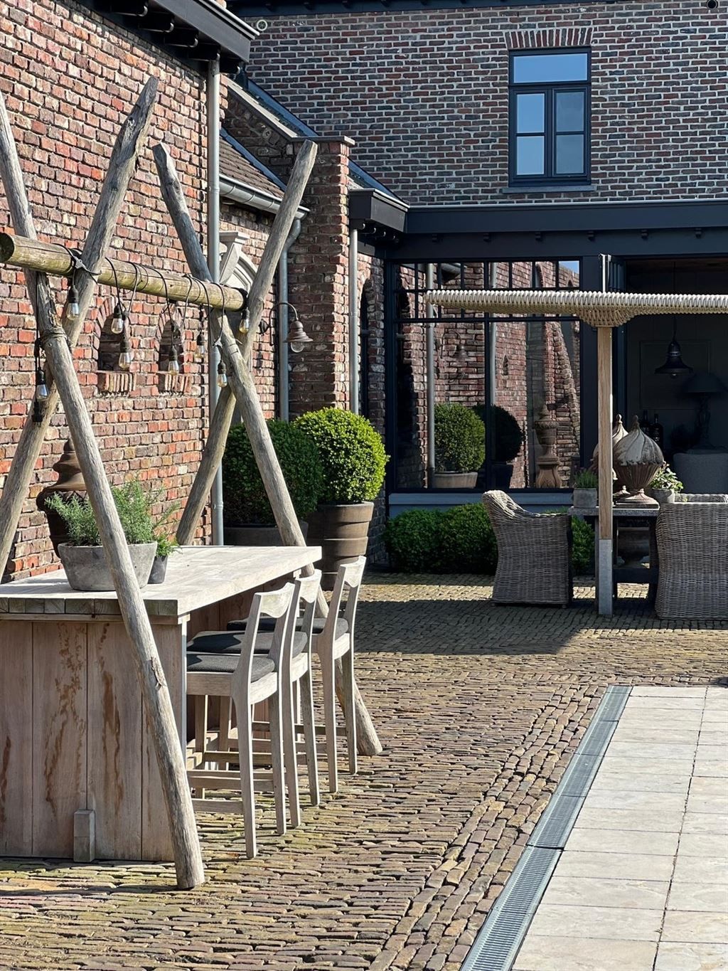 Landelijke villawoning met multifunctioneel aangrenzend gebouw foto 6