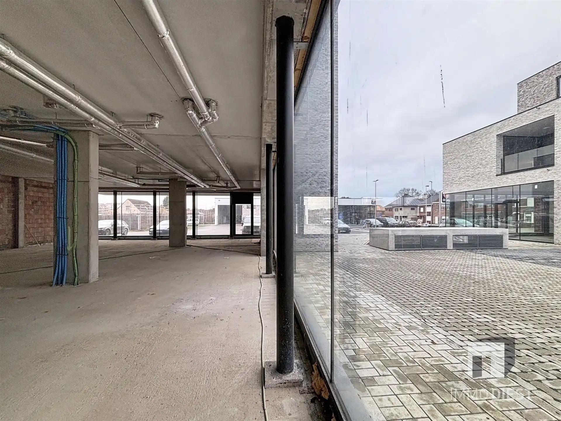 Commercieel Gebouw van 250m2 op toplocatie met parking! foto 17