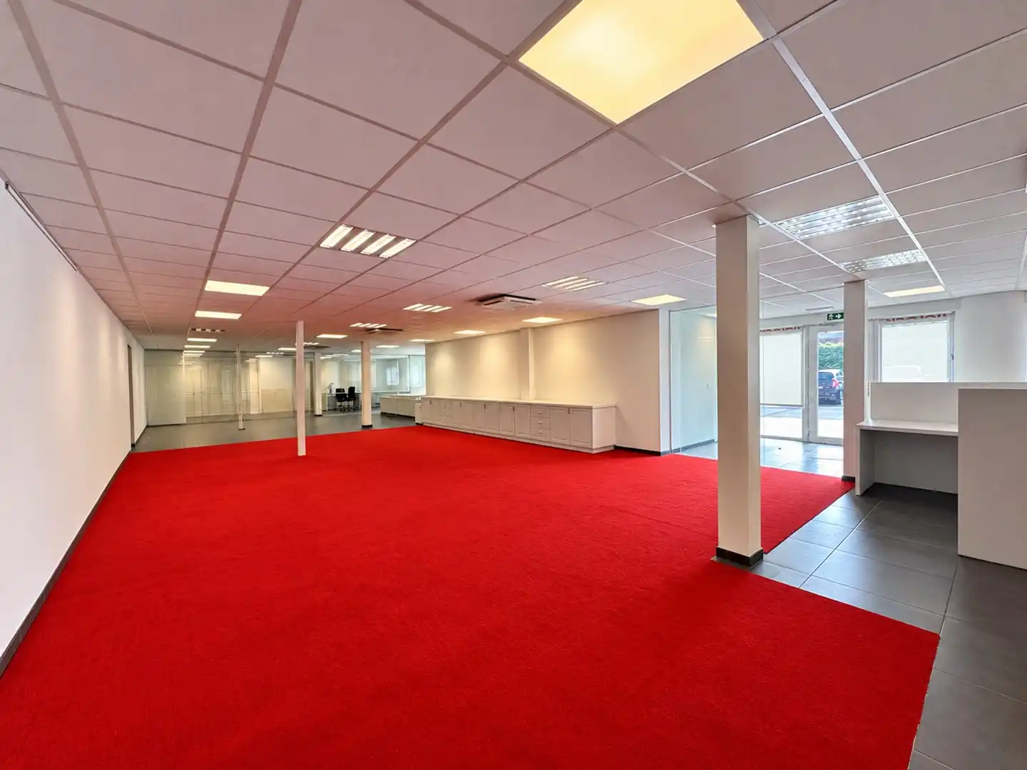 Bedrijfsgebouw +/- 3.021 m² met magazijn en kantoren in Marke foto 2