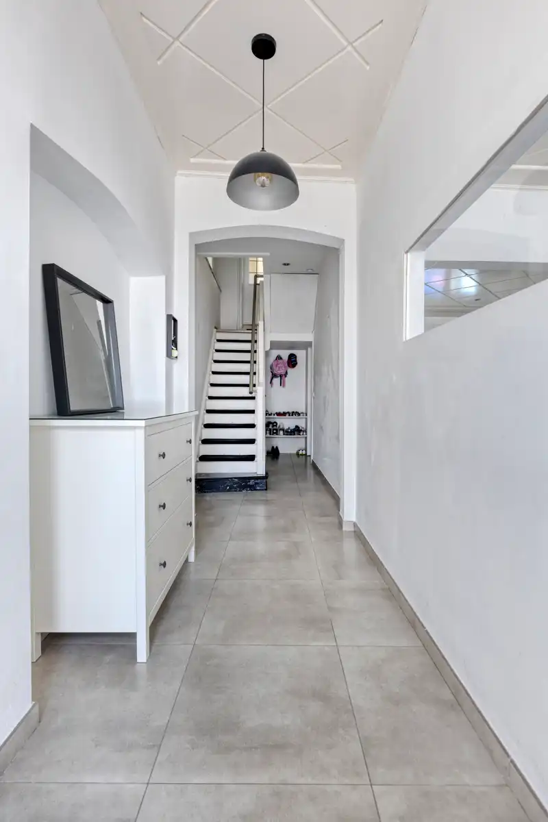 Ruime instapklare gezinswoning met 4 slaapkamers & garage. foto 3