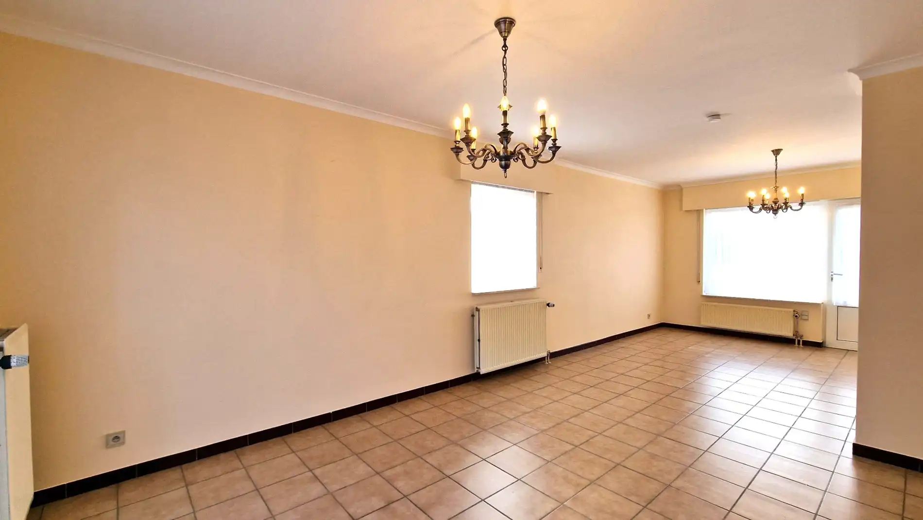 Open bebouwing met ruime tuin en garage foto 5