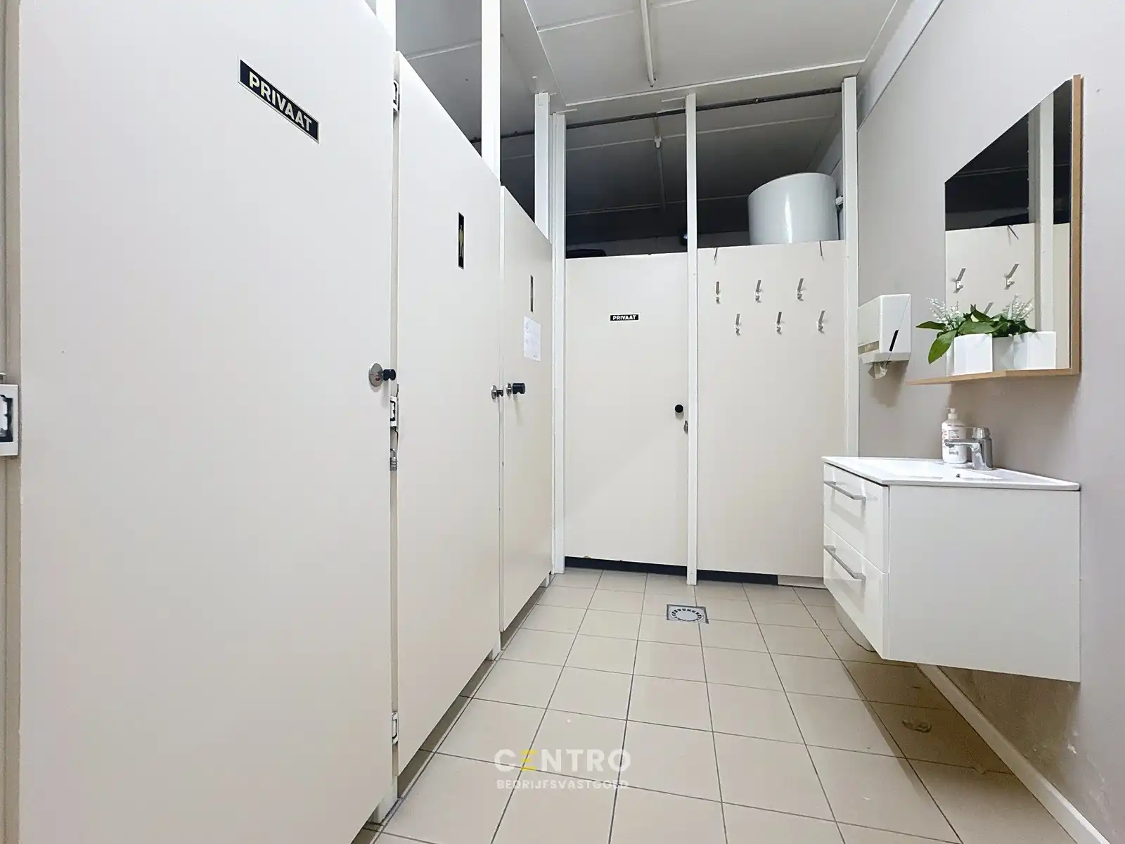 instapklare BAANWINKEL/HANDELSPAND met ruime, private parkeergelegenheid voor de deur. Grondopp.: 3.961m² foto 9