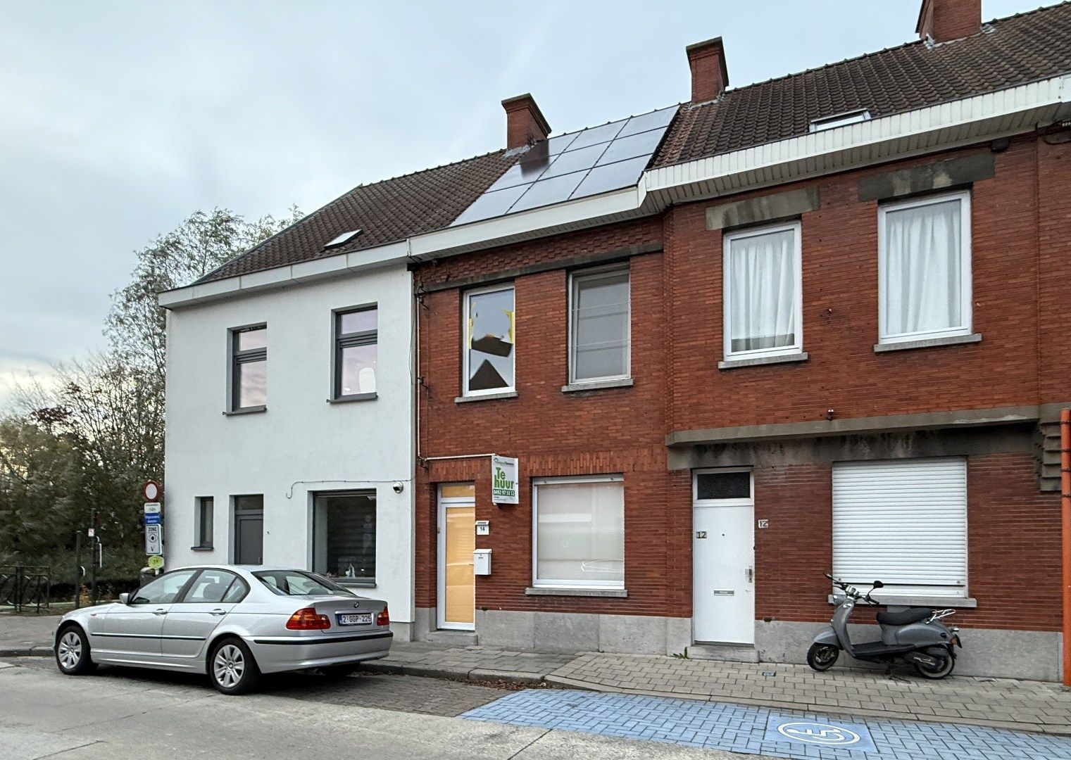Gerenoveerde rijwoning met 3 slaapkamers en tuin te Roeselare foto {{pictureIndex}}