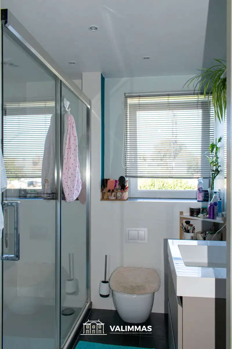 Welgelegen en instapklare woning met gezellige tuin & garage foto 14