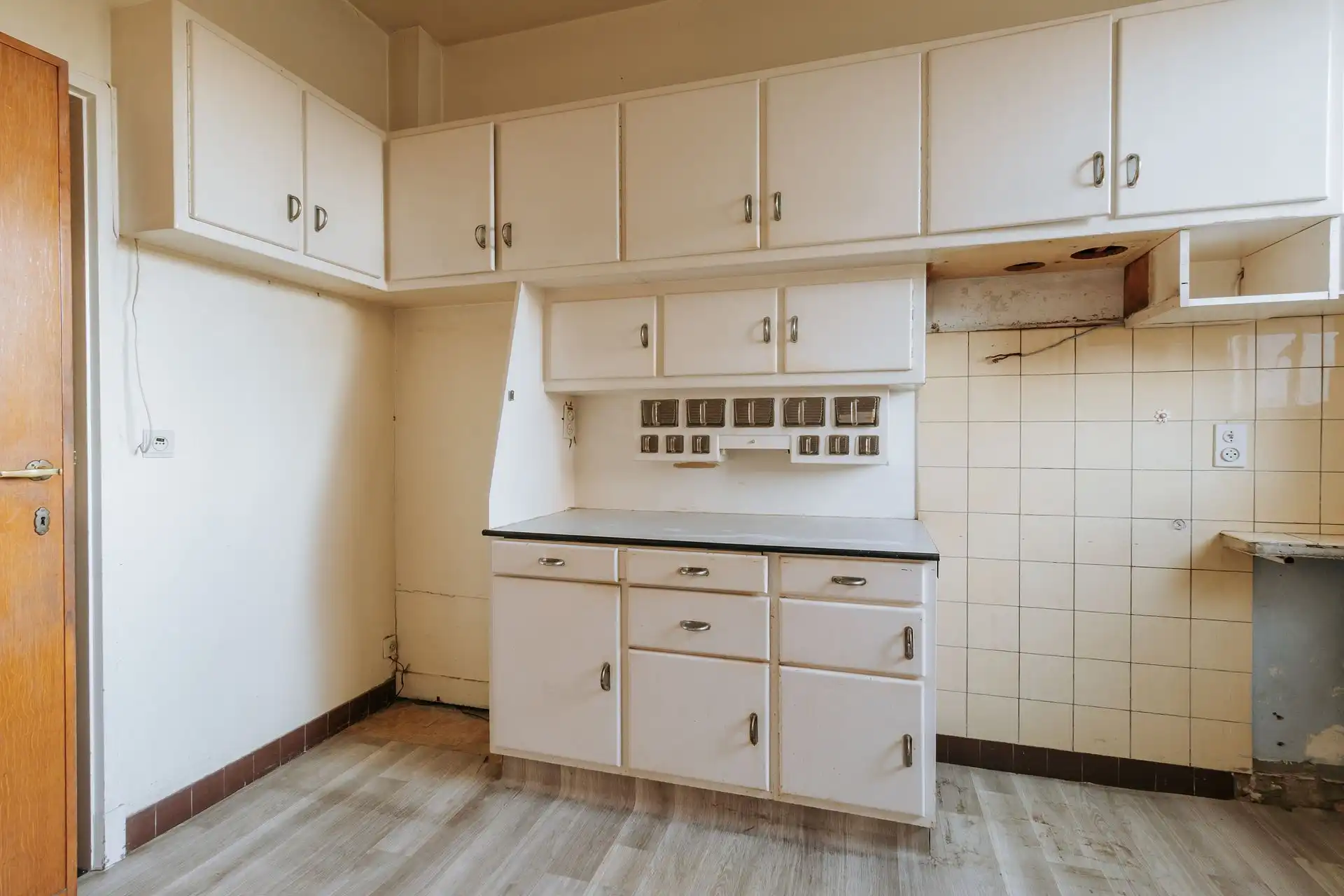 Te renoveren bel-etage met authentieke elementen en tuin foto 12