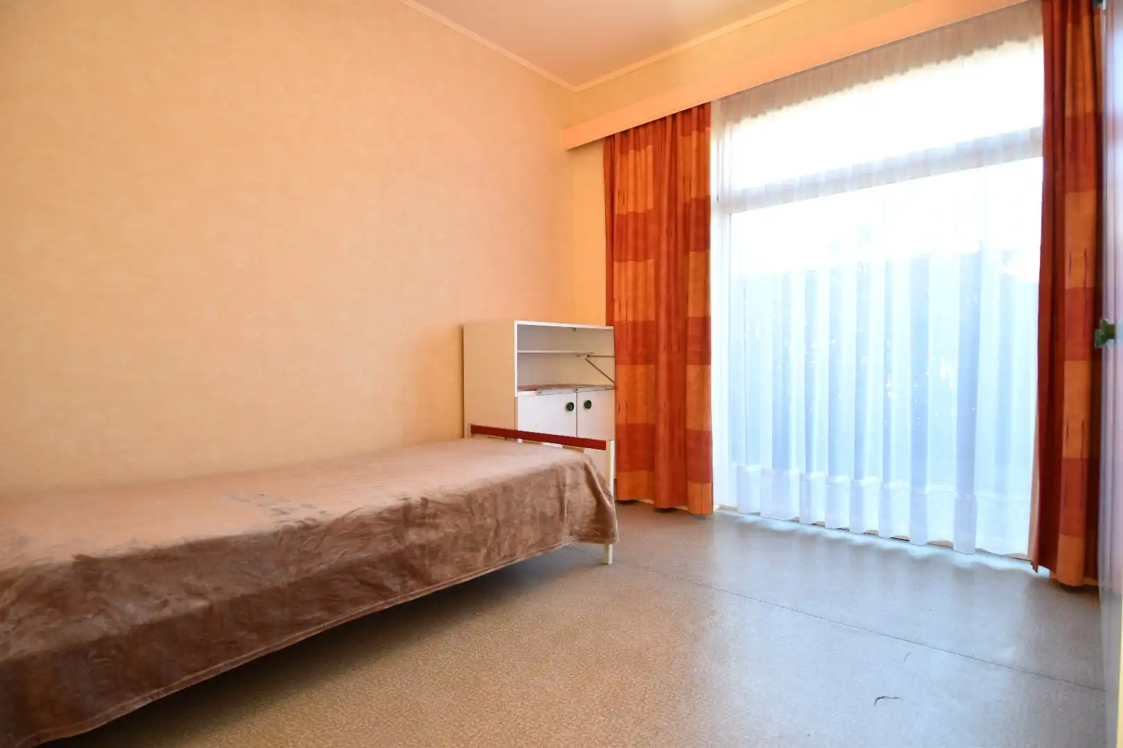 Gelijkvloerse woning met 3 slaapkamers en 2 garages te koop op een perceel van 1087 m² in Wevelgem foto 8