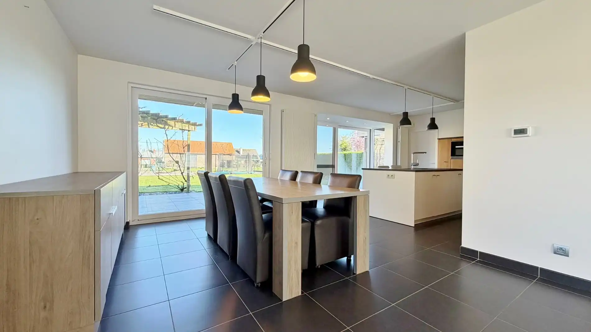 Ruime, zeer goed onderhouden villa met prachtige tuin in rustige doodlopende straat. foto 7