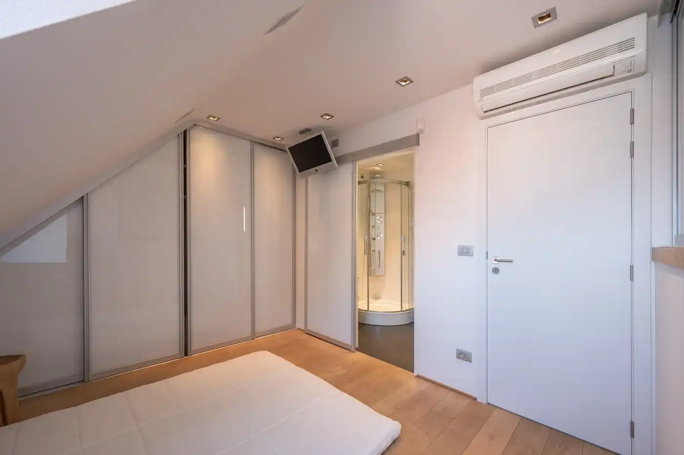 Lichtrijk en ruim duplexappartement met 2 grote zonneterrassen op een zucht van de Zeedijk  foto 15