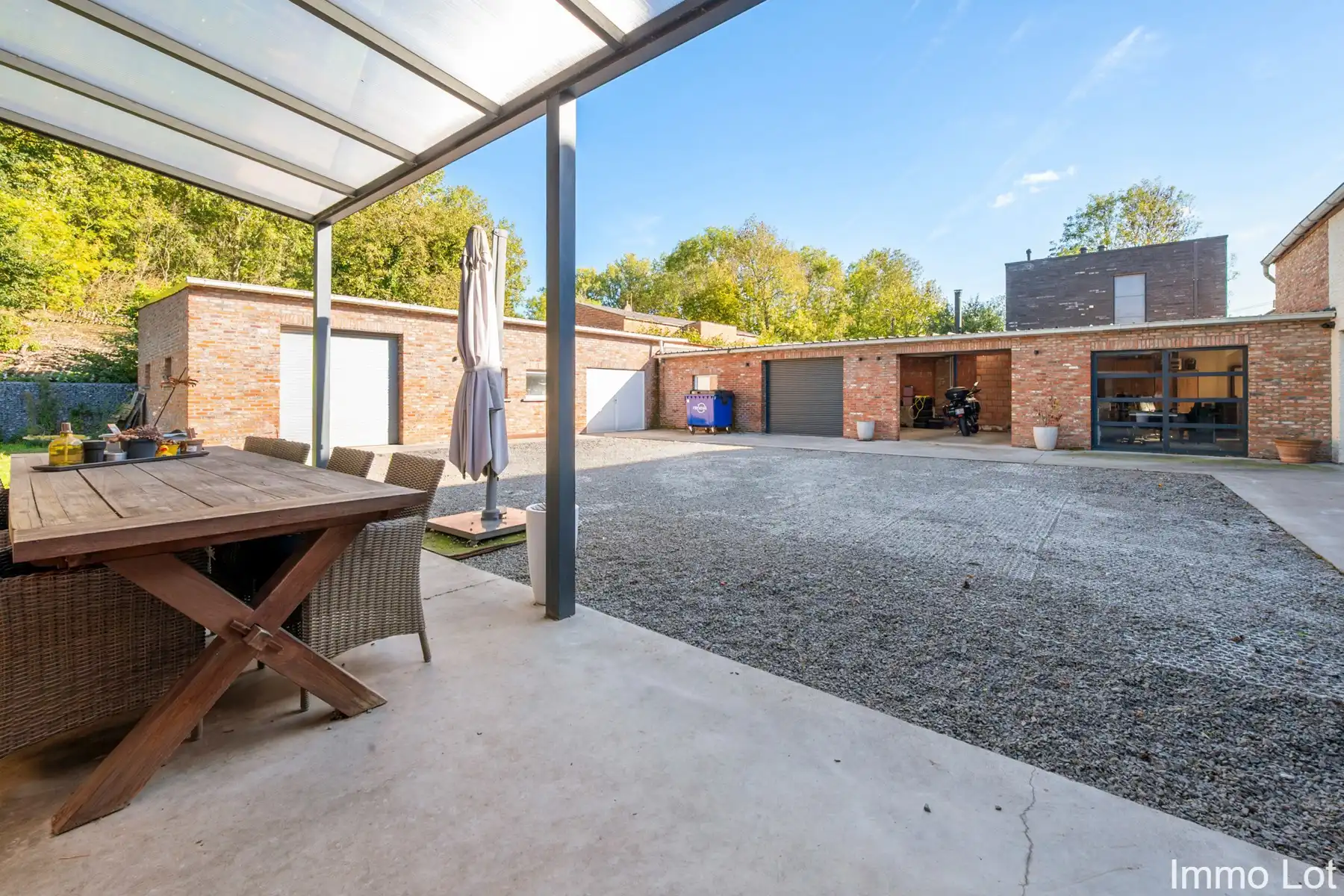 Woning met groot magazijn, dubbele garage en apart bureau foto 17