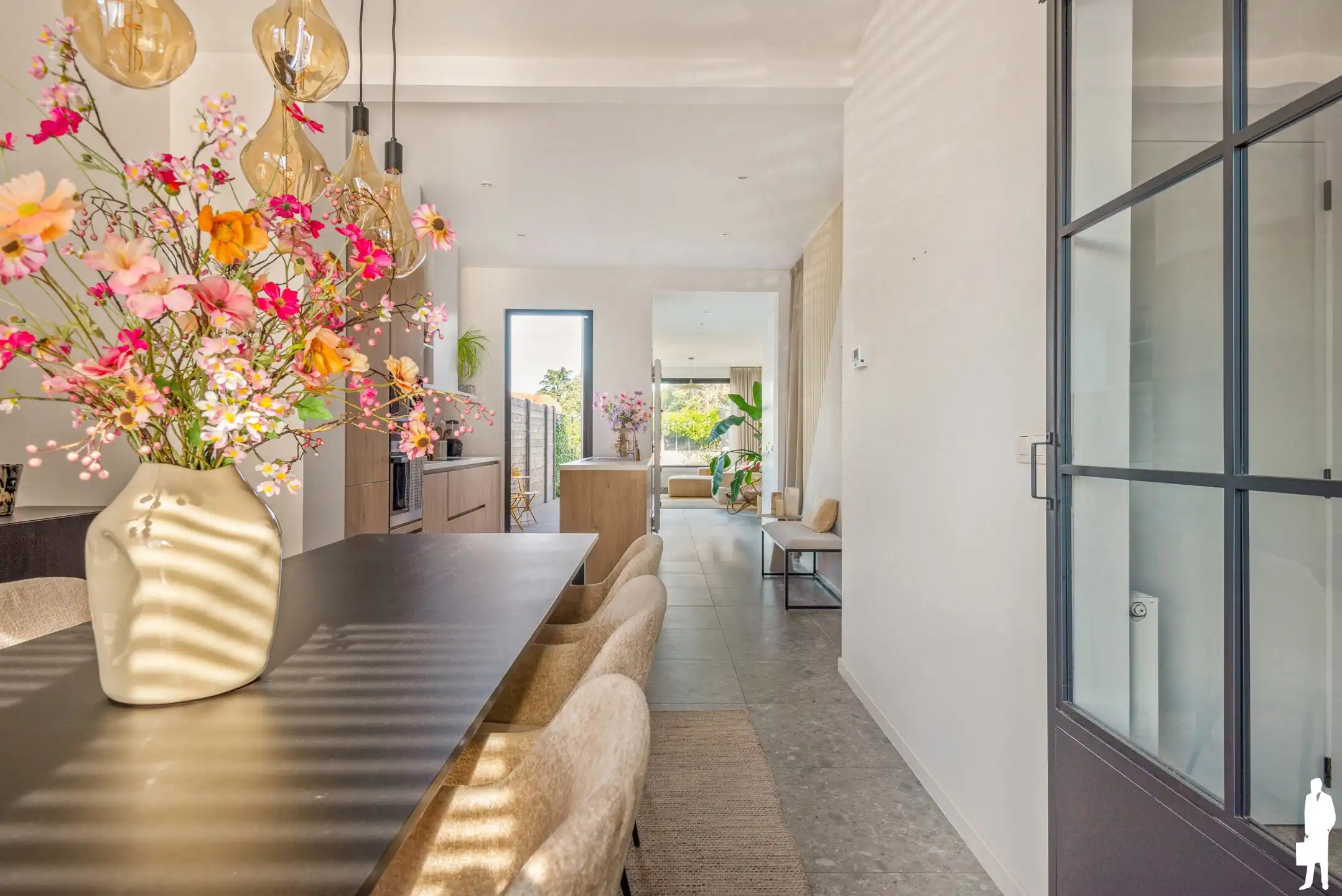 Smaakvol gerenoveerde woning met 3 slaapkamers en mooie tuin foto 3