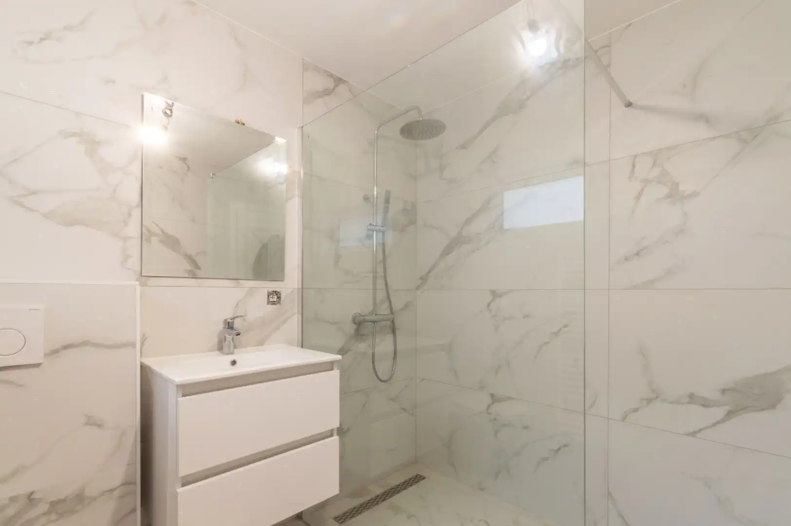 ZEER RUIME, VOLLEDIG GERENOVEERDE WONING (EPC: B) ! foto 10