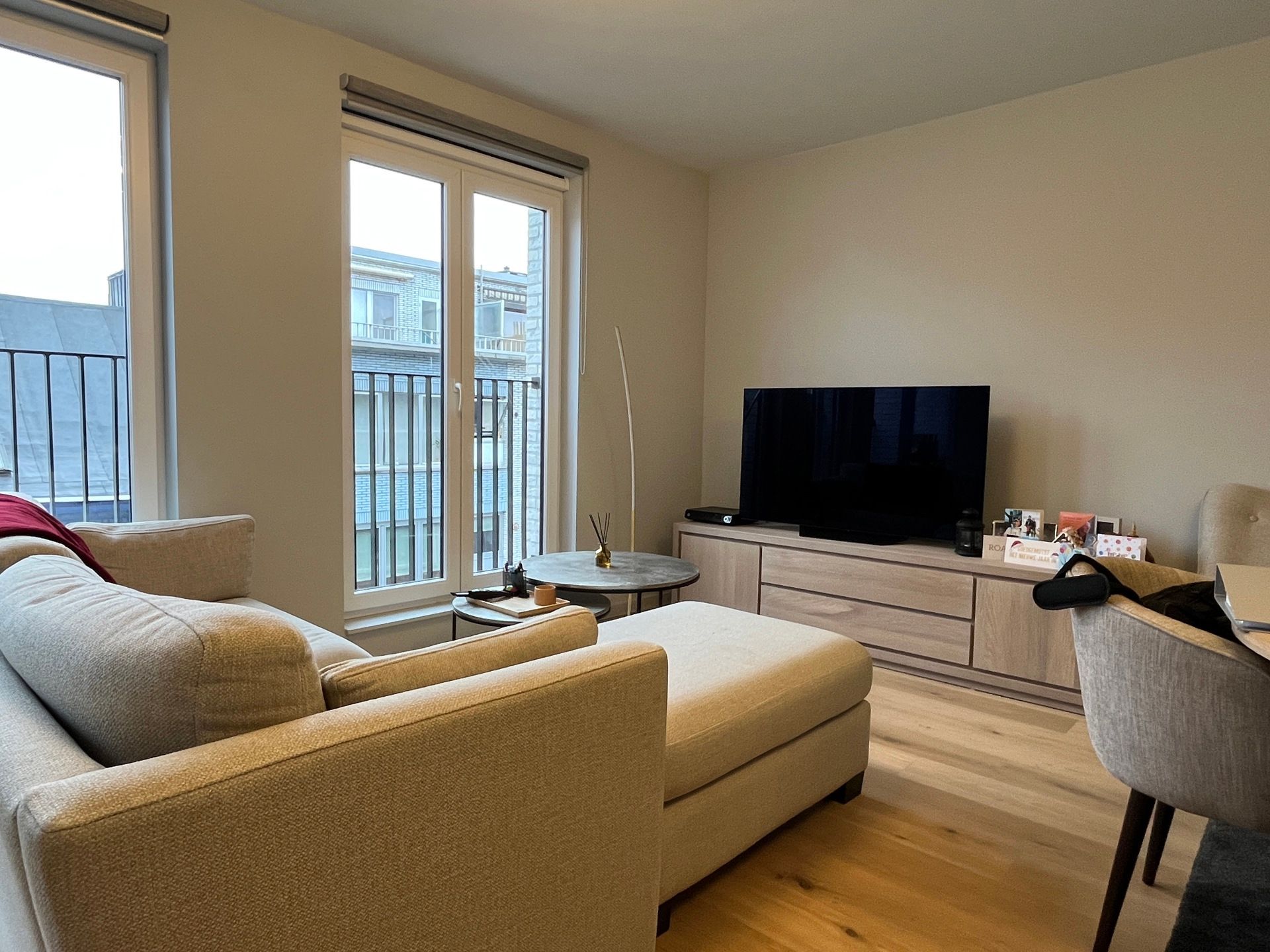 Modern en lichtrijk appartement met terras. foto {{pictureIndex}}